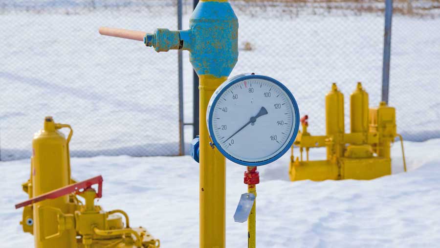 How To Use An Air Compressor In the winter. Close up of yellow air compressor meter in snow.